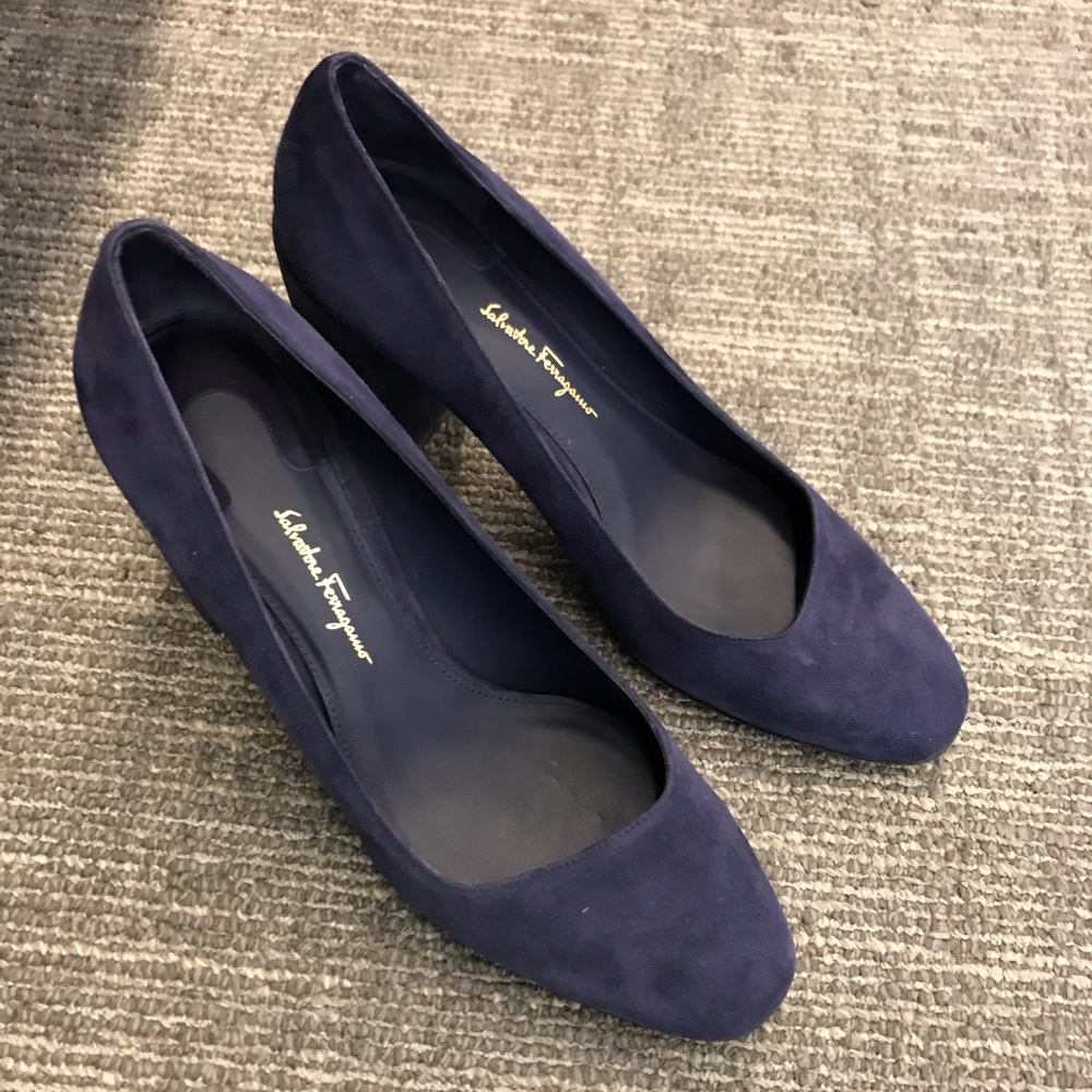 Salvatore Ferragamo blue suede pumps - 38.5